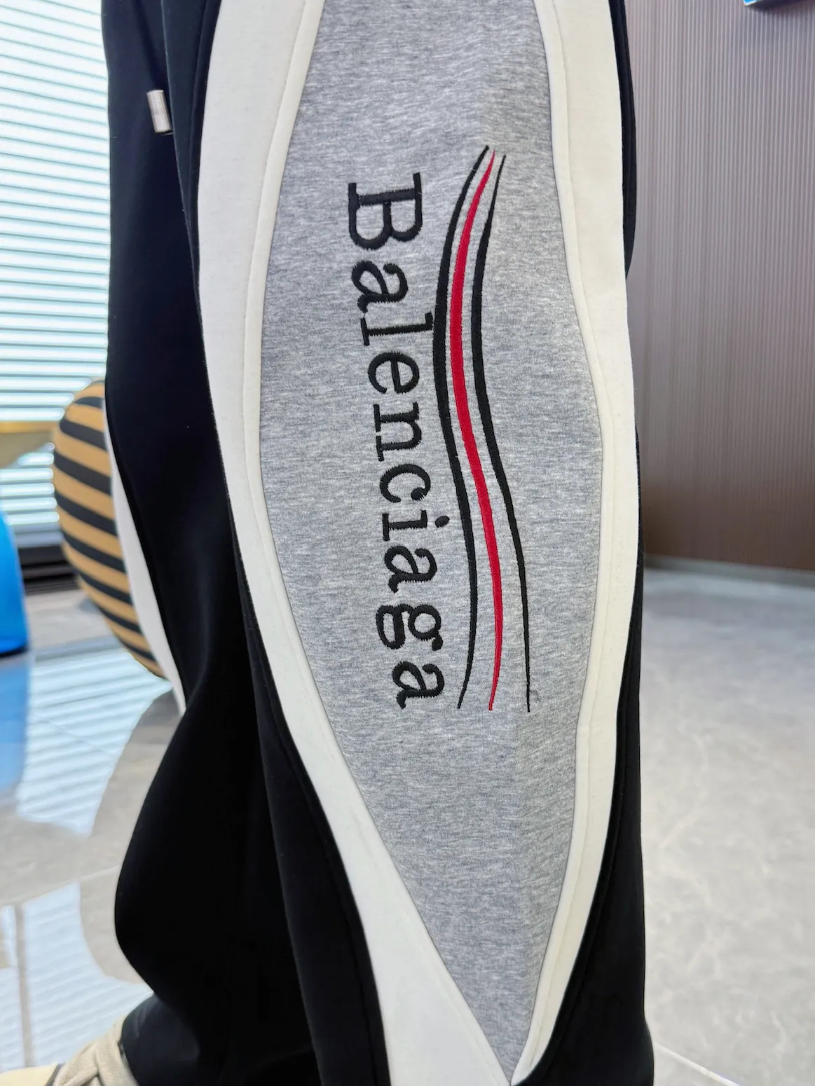 Balenciaga 🆕2026 Autumn and Winter New Arrival Casual Pants! The official website will be released simultaneously. Brand Classic LOGO casual pants, customized fabrics, excellent comfort and strong touch. Highly recognisable, perfect appearance and craftsmanship. Size:M-3XL
